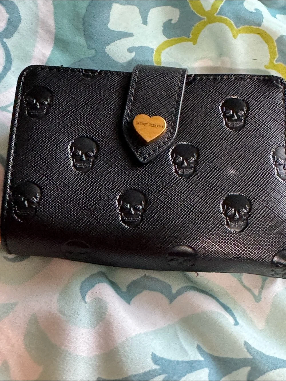 Betsy Johnson skull print wallet. - Picture 2 of 8